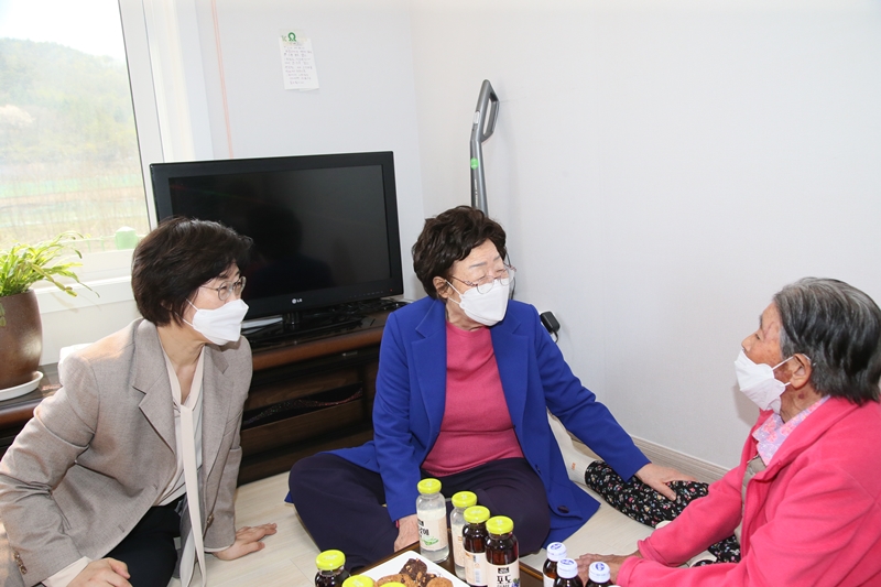 ▲정영애 여성가족부 장관이 4월 7일(수) 오후 이용수 할머니와 함께 경북 포항의 박필근 할머니의 자택을 방문하여 이야기를 나누고 있다.  (사진=여성가족부)