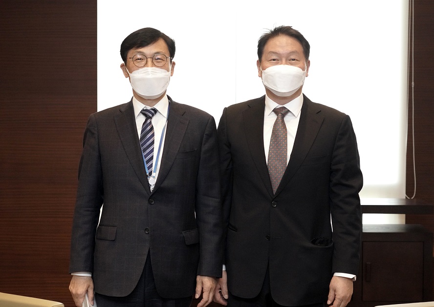 ▲<YONHAP PHOTO-4171> 이호승 정책실장 최태원 회장과 면담    (서울=연합뉴스) 이호승 청와대 정책실장(왼쪽)이 7일 오후 서울 중구 대한상공회의소를 방문해 최태원 대한상의회장과 면담하기에 앞서 기념촬영을 하고 있다. 2021.4.7 [청와대 제공. 재판매 및 DB금지]    photo@yna.co.kr/2021-04-07 18:00:03/<저작권자 ⓒ 1980-2021 ㈜연합뉴스. 무단 전재 재배포 금지.>