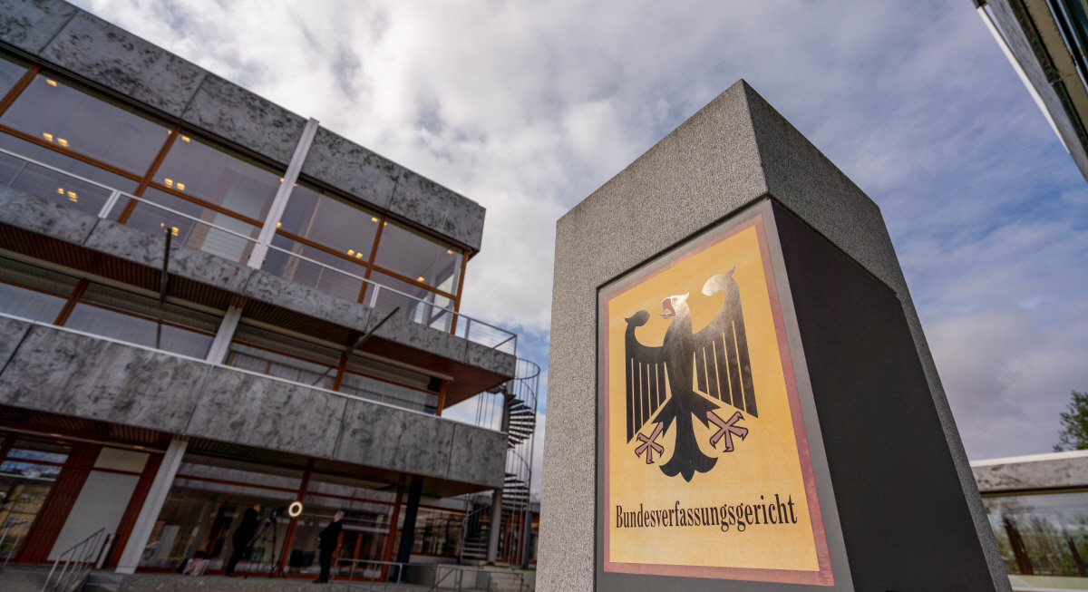 ▲독일 카를스루에에 있는 독일 연방헌법재판소. 지난달 독일대안당(AfD)이 유럽경제회생기금 설립이 유럽연합(EU)조약을 위반했다며 제기한 소송에서 연방하원에 발의된 AfD의 긴급 결의안을 우선 검토해야 한다고 판결함으로써 유럽사법재판소(ECJ)의 EU법 해석이라는 유럽통합의 법질서를 훼손했다는 비판을 받고 있다. EPA연합뉴스
