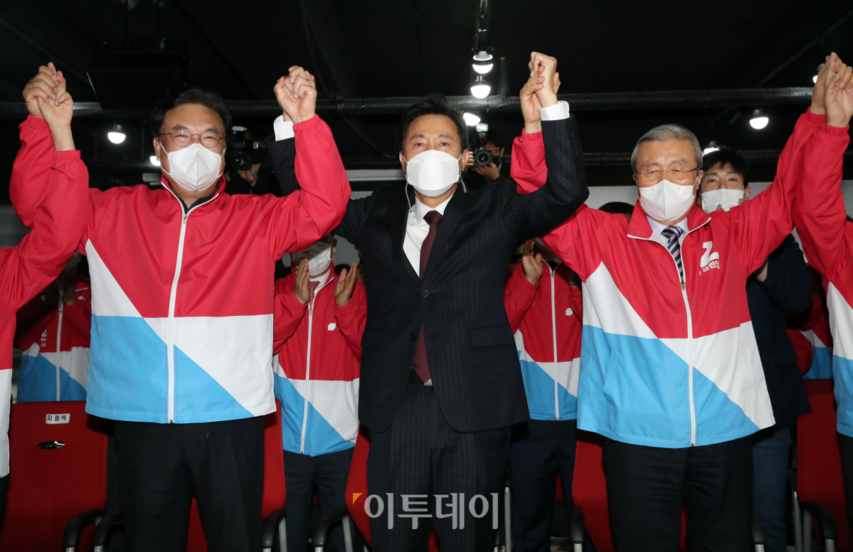 ▲오세훈 국민의힘 서울시장 후보와 김종인 국민의힘 비상대책위원장이 7일 오후 서울 여의도 국민의힘 중앙당사에 마련된 개표상황실에서 4·7재보선 출구조사 결과를 바라보며 두손을 들어 환호하고 있다. (신태현 기자 holjjak@)