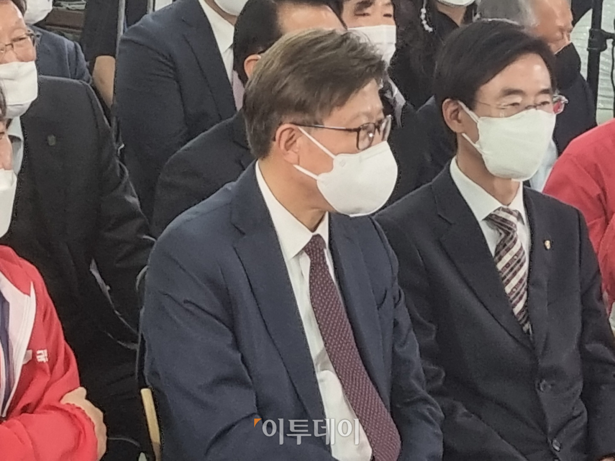 ▲박형준 국민의힘 부산시장 후보가 7일 자신의 선거사무소에서 방송 3사 출구조사 결과를 본 후 기뻐하고 있다. 오른쪽은 조경태 의원. (박준상 기자 jooooon@)