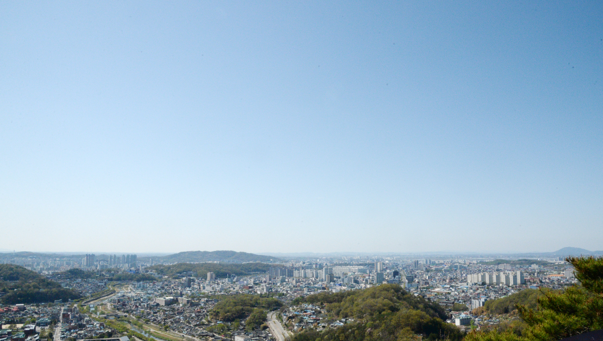 ▲[전주=뉴시스] 김얼 기자 = 완연한 봄 날씨가 다가온 5일 전북 전주시 기린봉 치명자산에서 바라본 전주시 전경이 초미세먼지와 미세먼지 없이 푸른 하늘을 보이고 있다. 2021.04.05.pmkeul@newsis.com