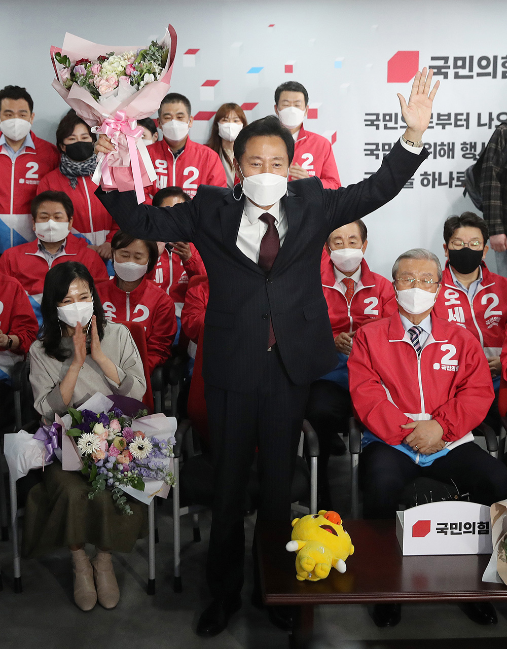 ▲오세훈 국민의힘 서울시장 후보가 8일 새벽 서울 여의도 국민의힘 중앙당사에 마련된 개표상황실에서 당선이 확실해지자 두손을 들어 환호하고 있다.  (뉴시스)