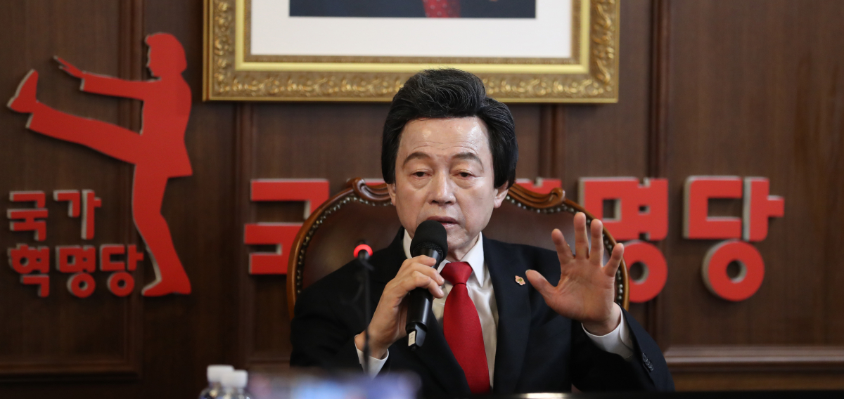 ▲허경영 국가혁명당 대표가 지난해 12월 서울 여의도 중앙당사에서 기자회견을 열고 서울시장 보궐선거 출마를 공식선언하고 있다. (뉴시스)
