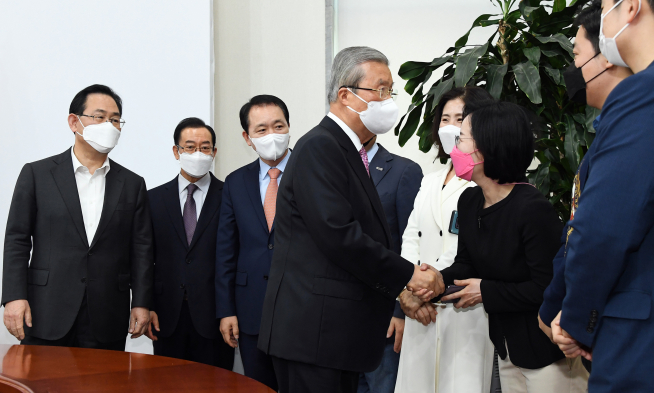 ▲국민의힘 김종인 비상대책위원장이 8일 오전 국회에서 기자회견을 마치고 당직자들과 인사하고 있다.  (연합뉴스)