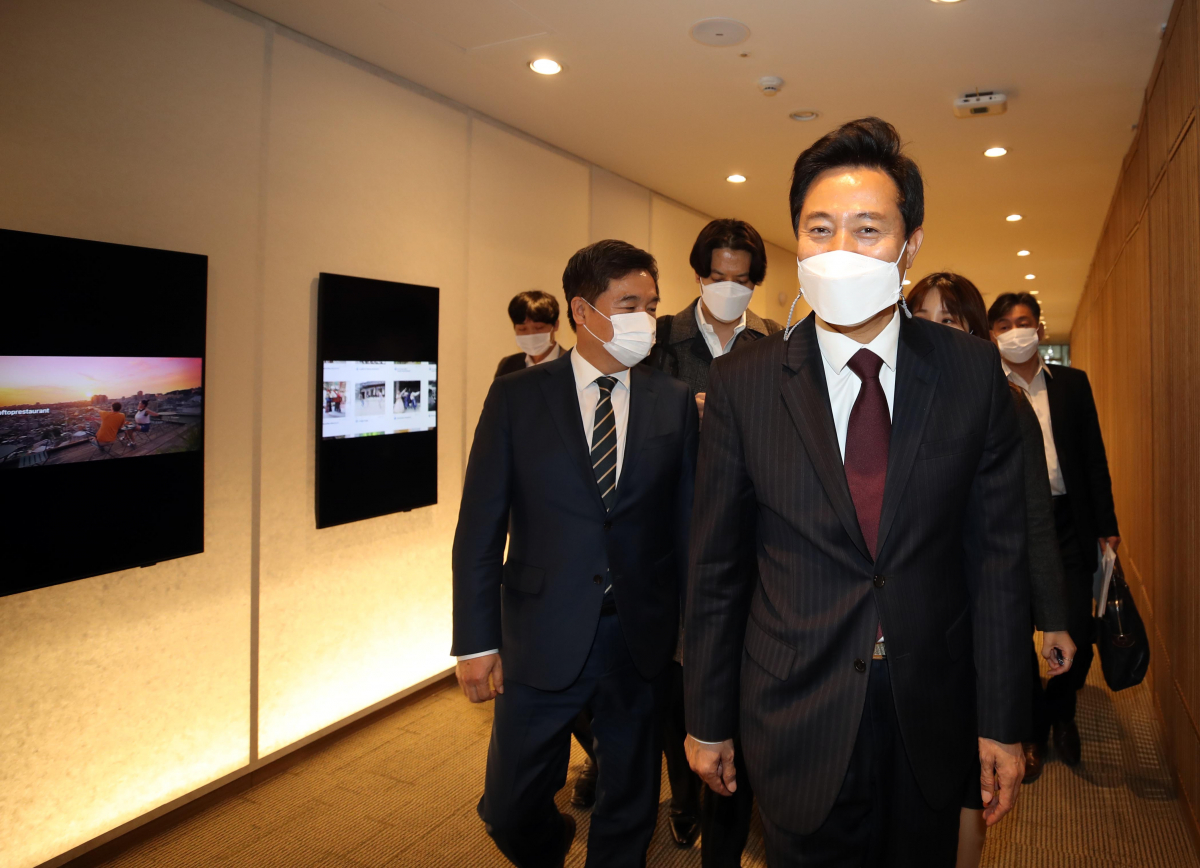 ▲오세훈 서울시장이 8일 오전 서울시청으로 출근해 집무실로 향하고 있다.  (사진공동취재단)