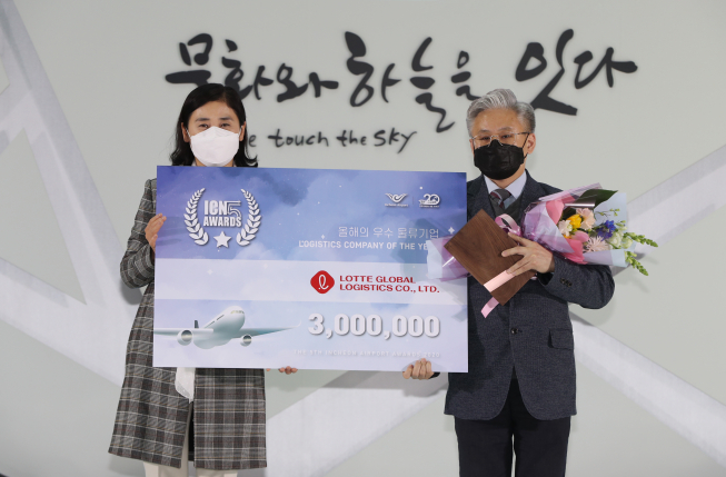 ▲조창락 롯데글로벌로지스 글로벌사업본부 상무(오른쪽)와 이희정 인천국제공항공사 미래사업본부장(왼쪽)이 기념사진을 촬영하고 있다. 롯데글로벌로지스는 ‘제5회 인천에어포트 어워즈(ICN Awards)’에서 2020년도 우수 물류기업에 선정됐다. (사진제공=롯데글로벌로지스)