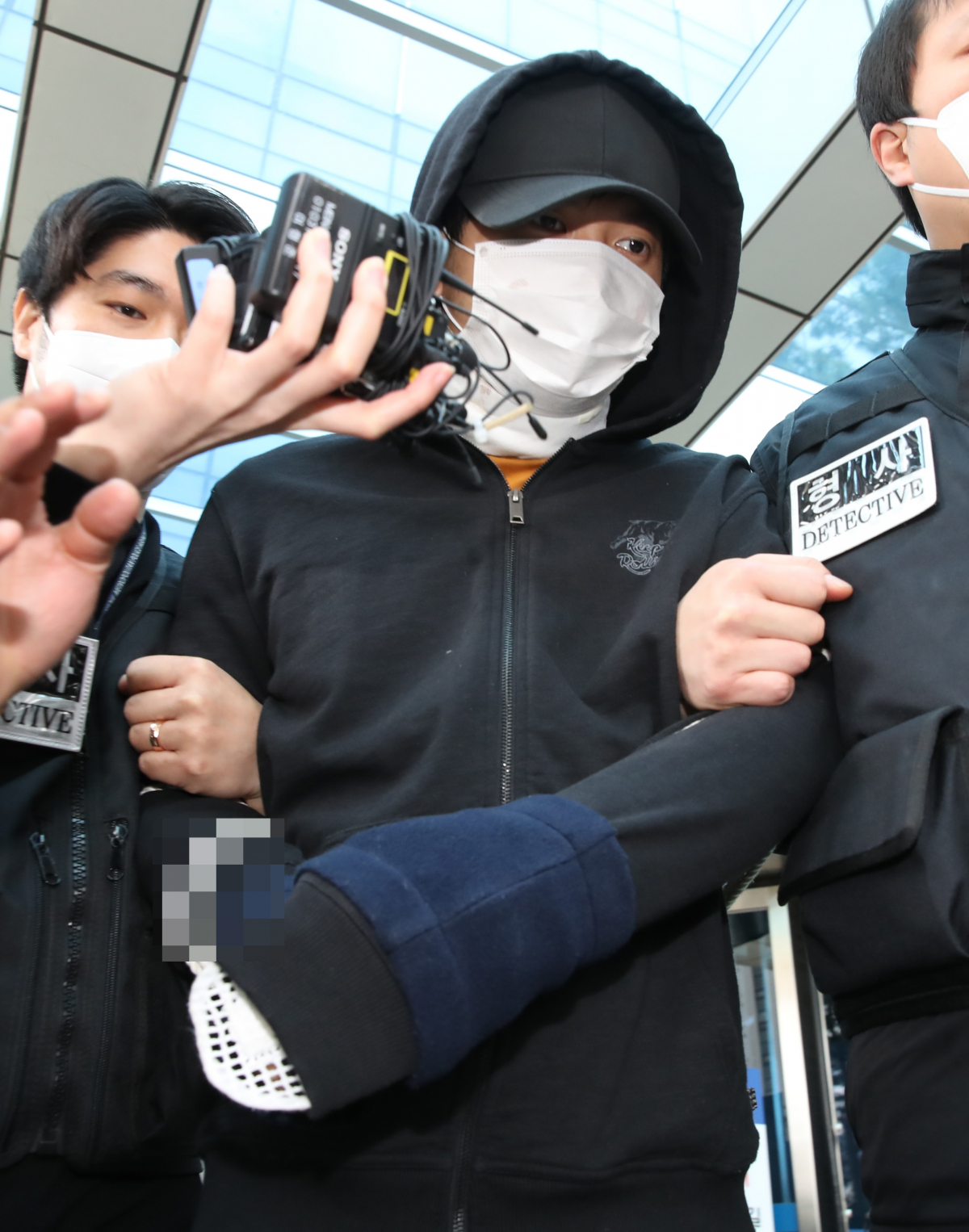 ▲노원 세 모녀 살인사건 피의자 김태현이 지난 4일 오후 서울 도봉구 서울북부지방법원에서 구속 전 피의자 심문(영장실질심사)를 마친 뒤 호송차량으로 향하고 있다. (뉴시스)