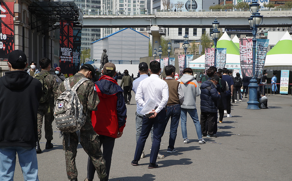 ▲7일 서울역 임시선별검사소를 찾은 시민들이 검사를 위해 줄을 서 있다.  (뉴시스)