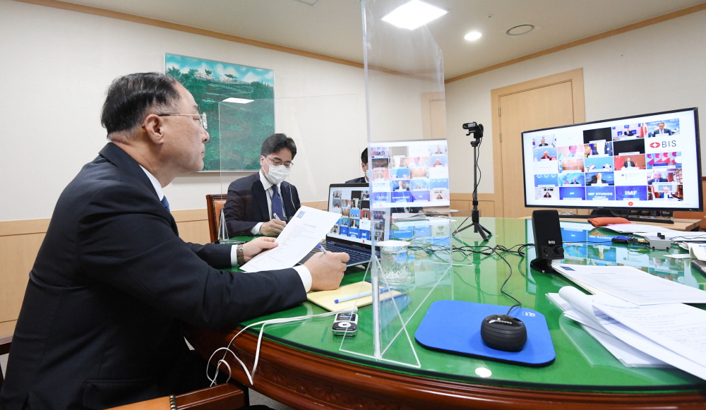 ▲홍남기 경제부총리 겸 기획재정부 장관이 4월 7일 서울 광화문 정부서울청사에서 화상으로 열린 'G20 재무장관.중앙은행총재회의'에 참석하고 있다. (사진제공=기획재정부)