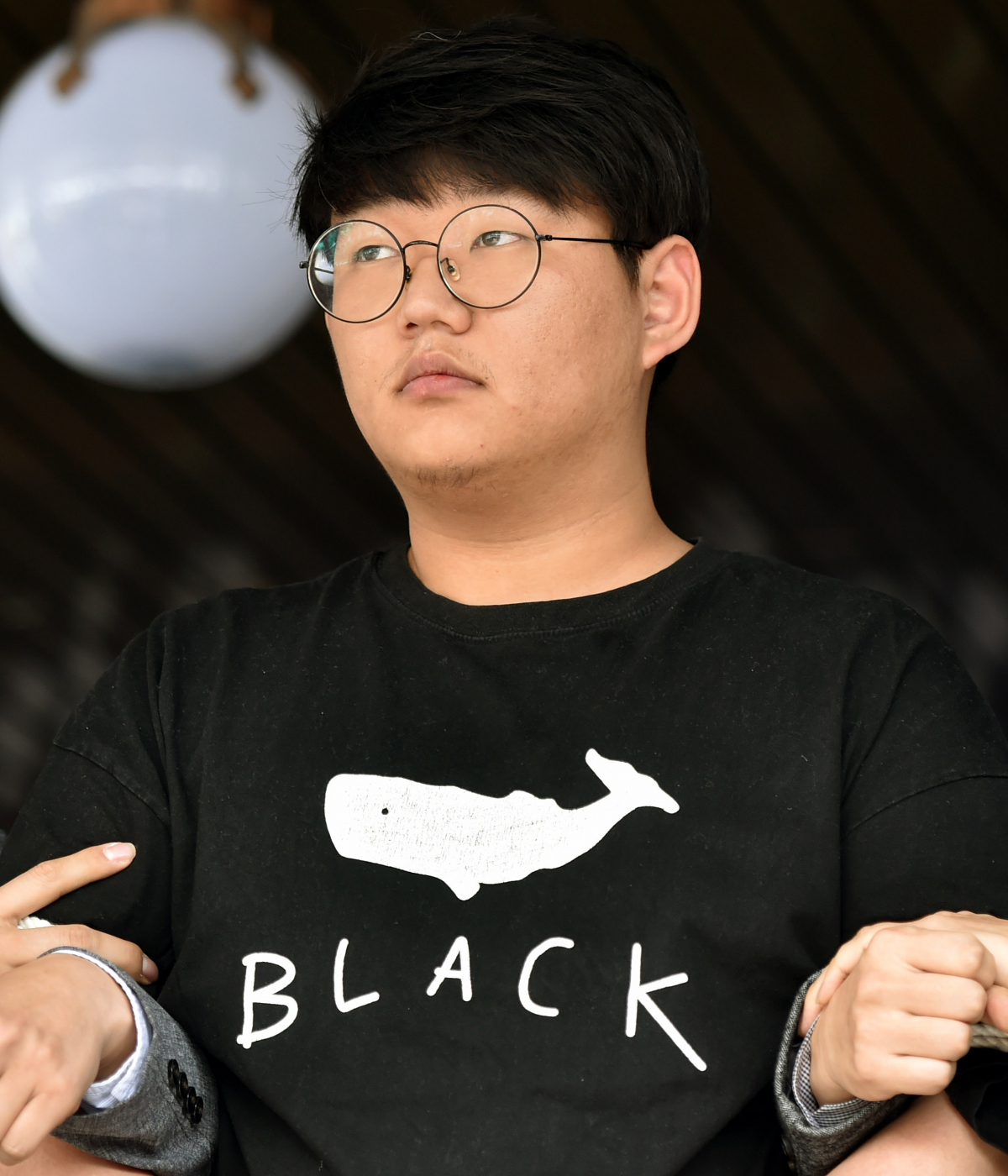 ▲n번방 최초 개설자인 '갓갓' 문형욱이 지난해 5월 18일 경북 안동경찰서에 마련된 포토라인에 서고 있다. (뉴시스)