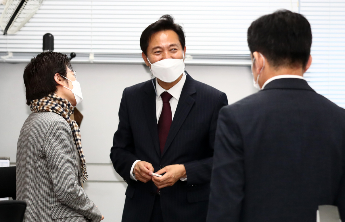 ▲오세훈 서울시장이 8일 오전 서울시청 기자실에서 기자들과 인사를 나누고 있다. (뉴시스)