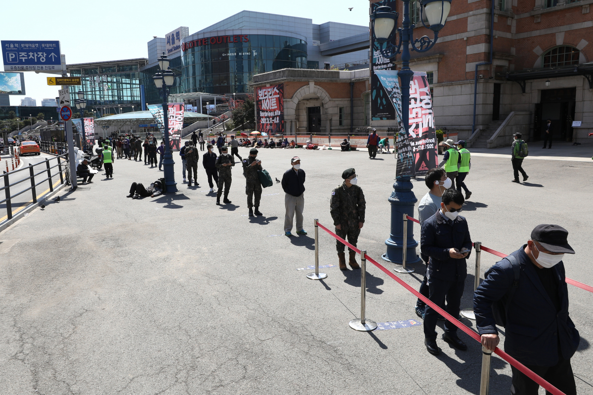 ▲[서울=뉴시스]이윤청 기자 = 코로나19 신규 확진자가 석 달 만에 700명대를 기록한 8일 서울 중구 서울역 광장 코로나19 중구 임시선별검사소에서 시민들이 검사를 기다리고 있다. 2021.04.08. radiohead@newsis.com