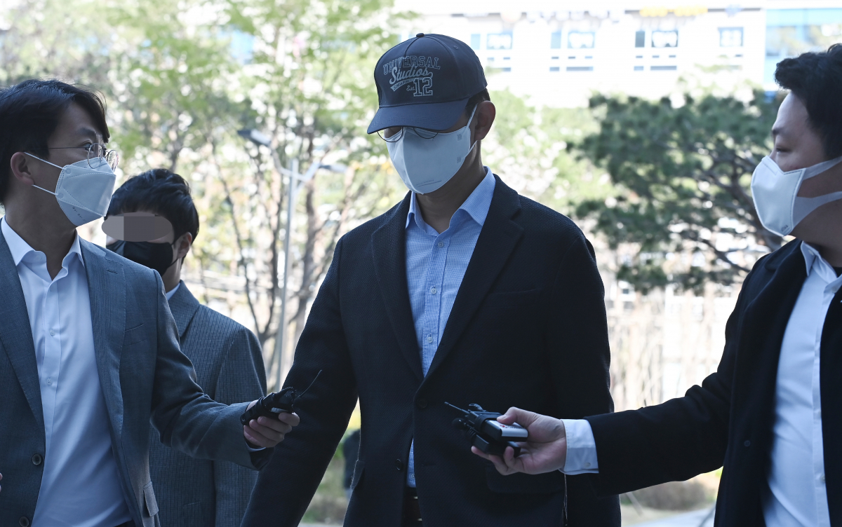 ▲용인 반도체 클러스터 투기 혐의로 구속영장이 청구된 전 경기도청 간부 공무원 A 씨가 8일 오전 경기도 수원시 영통구 수원지방법원에서 열린 영장실질심사를 받기 위해 법원으로 들어가고 있다. (뉴시스)