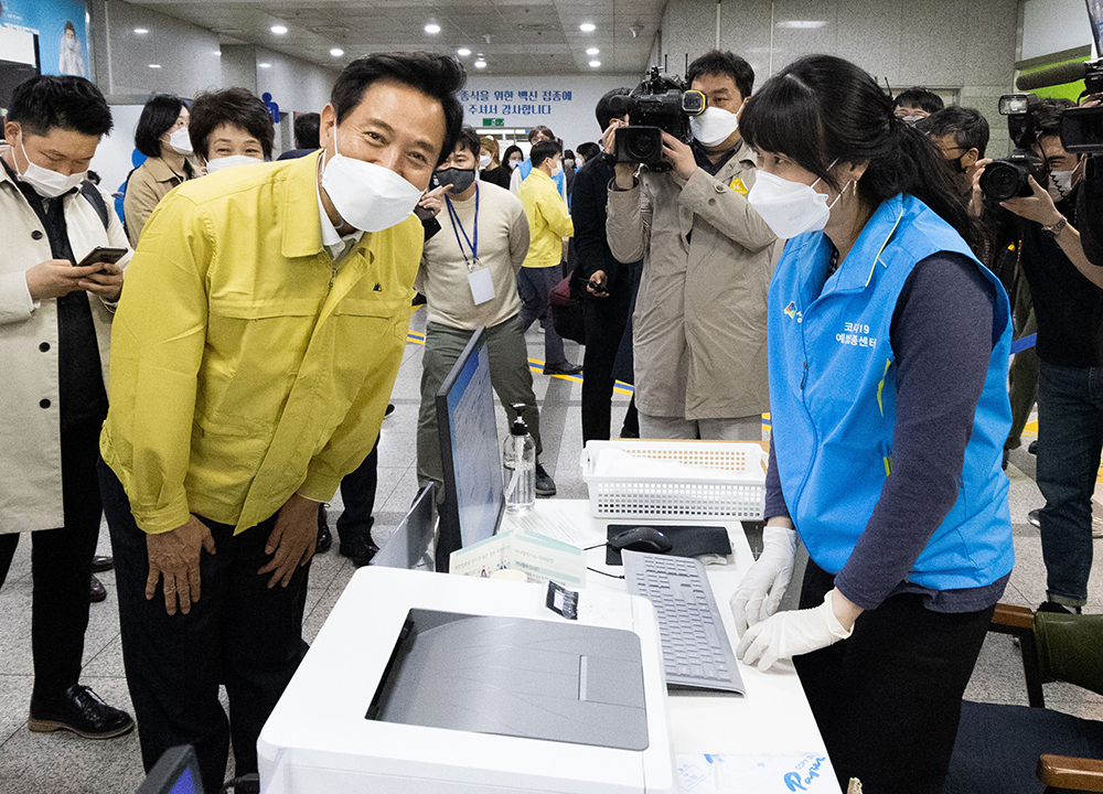 ▲오세훈 서울시장이 8일 오후 서울 성동구청에 마련된 서울시 1호 코로나19 예방접종센터를 방문해 직원들과 인사하고 있다. (사진공동취재단)