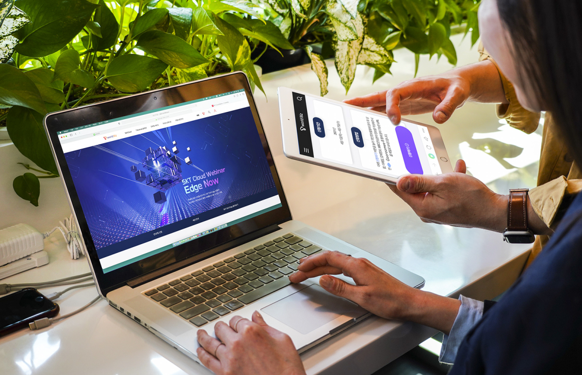 ▲SKT 관계자가 MEC 웨비나 ‘SKT Edge Now’ 참가 신청을 하고 있다. (사진제공=SKT)