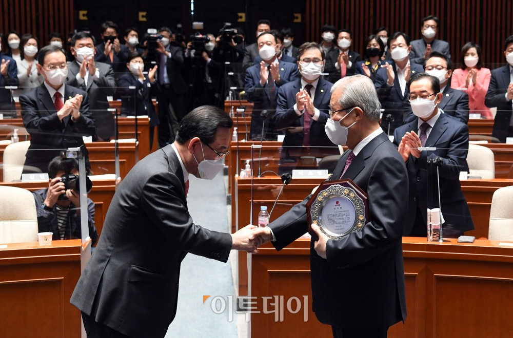 ▲8일 서울 여의도 국회에서 열린 국민의 힘 의원총회에서 김종인 비대위원장이 주호영 원내대표에게 감사패를 받고 있다 (신태현 기자 holjjak@)