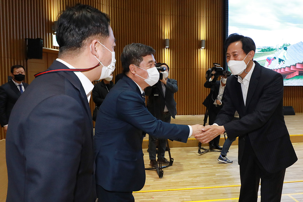 ▲오세훈 서울시장이 8일 오후 서울 중구 서울시청 다목적홀에서 열린 시 간부와 첫 인사에 참석한 간부들과 인사를 나누고 있다.  (뉴시스)