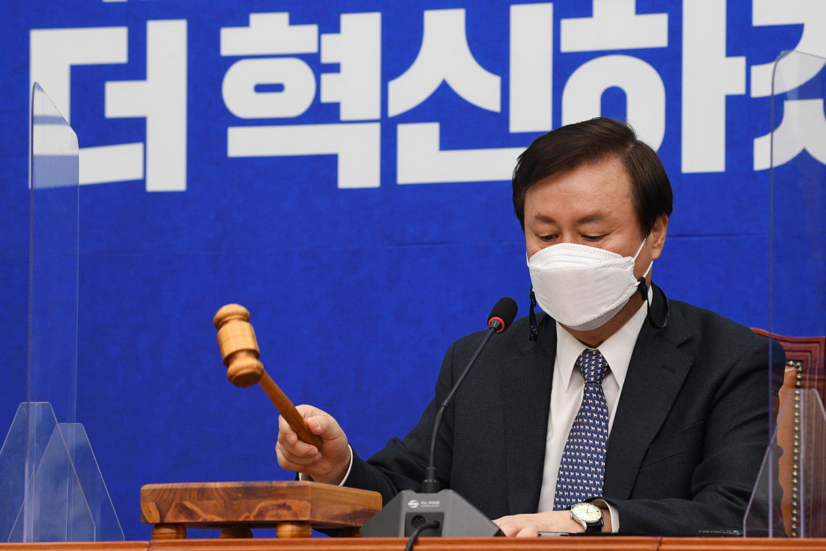 ▲더불어민주당 도종환 비상대책위원장이 9일 서울 여의도 국회에서 열린 첫 비상대책위원회의에서 의사봉을 두드리고 있다. (연합뉴스)