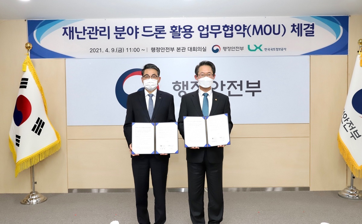 ▲김정렬(왼쪽) LX 사장과 김희겸 행정안전부 차관이 9일 재난관리 분야 드론 활용 활성화를 위한 업무협약(MOU)을 체결한 뒤 기념촬영을 하고 있다. (사진제공=한국국토정보공사(LX))