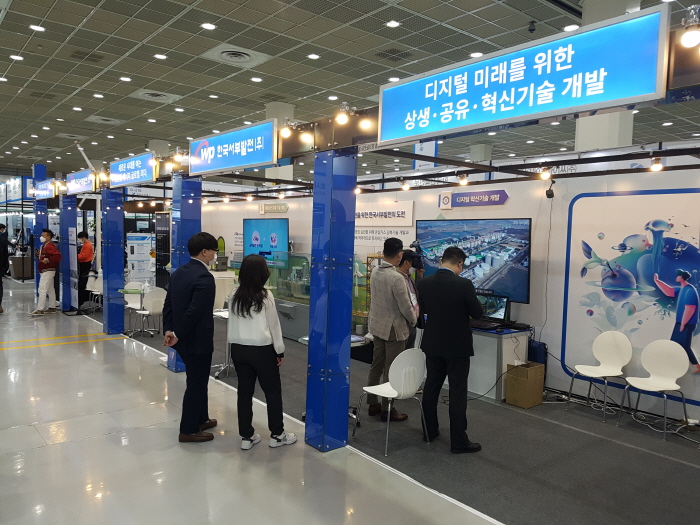 ▲9일 ‘코리아 스마트 그리드 엑스포 2021'에 참가한 관람객들이 한국서부발전 홍보관들을 둘러보고 있다. (사진제공=한국서부발전)