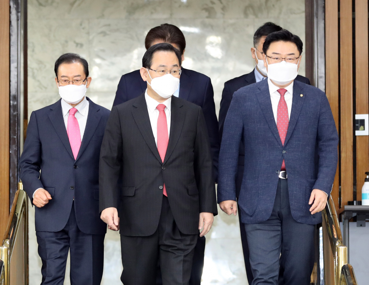 ▲주호영 국민의힘 당 대표 권한대행(가운데), 이종배 정책위의장(왼쪽), 김성원 원내수석부대표 등이 9일 서울 여의도 국회에서 열린 원내대책회의에 입장하고 있다. (연합뉴스)