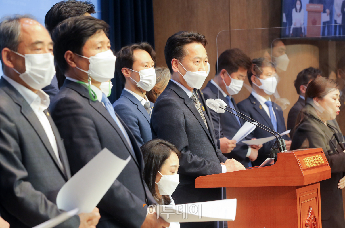 ▲고영인 의원 등 더불어민주당 초선 의원들이 9일 오후 국회 소통관에서 재보선 결과에 대한 초선의원들의 공동 입장문 발표하고 있다. (국회사진취재단)