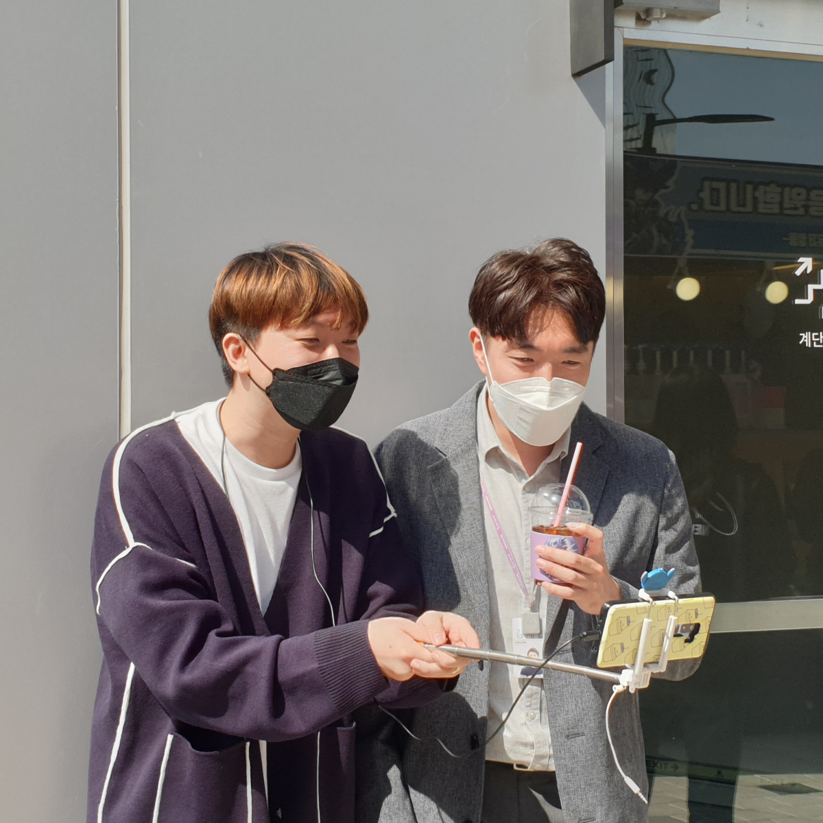 ▲실시간 스트리밍을 통해 커피 트럭 현장을 전하는 세븐나이츠 공식 크리에이어 이고올(왼쪽)과 CM스파이크의 모습이다. 유저들에게 인사와 감사 인사를 함께 전하고 있다. (박소은 기자 gogumee@)