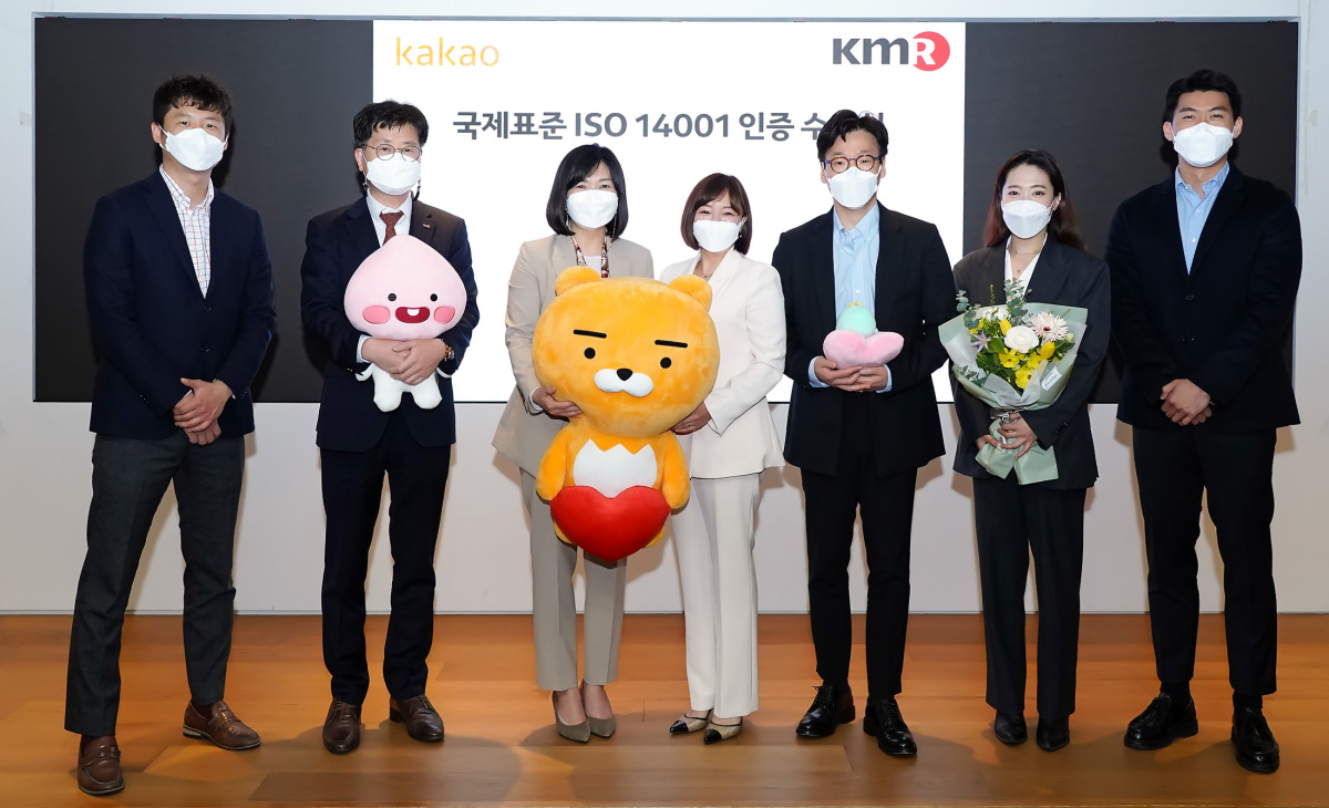 ▲9일 경기도 성남시 카카오 판교오피스에서 열린 환경경영시스템 국제표준 ISO 14001 인증서 수여식에서(왼쪽부터) 카카오 최원석 과장, 한국경영인증원 이상철 팀장, 한국경영인증원 황은주 원장, 카카오 김유진 부사장, 카카오 박정수 이사, 카카오 노희수 과장, 카카오 유남열 과장이 기념촬영을 하고 있다. (사진제공=카카오)