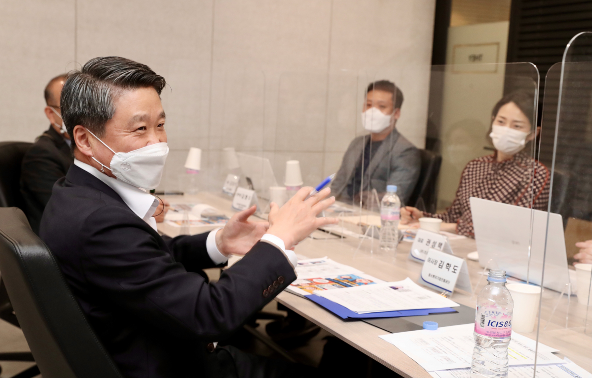 ▲김학도 중소벤처기업진흥공단 이사장(맨 왼쪽)이 9일 열린 청년창업사관학교 졸업기업과의 간담회에서 말하고 있다. (사진제공=중소벤처기업진흥공단)