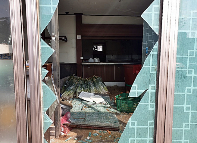 ▲지난해 3월 4일 롯데케미칼 서산 대산공장 나프타 분해 센터 폭발 여파로 인근 상가 유리창이 부서졌다. (사진=뉴시스)