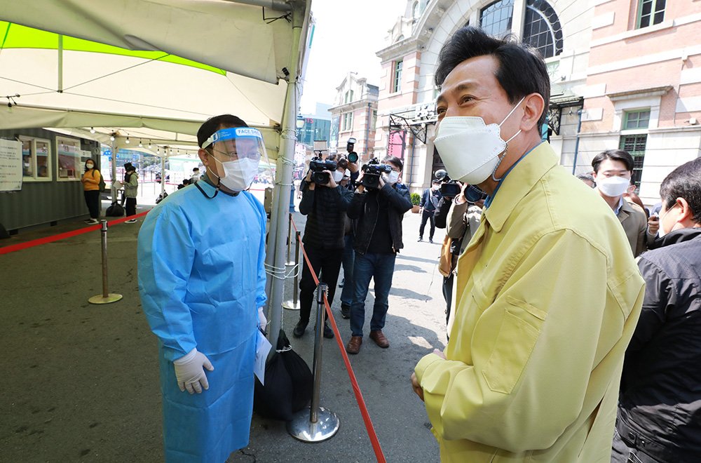 ▲오세훈 서울시장이 10일 오전 서울 중구 서울역광장에 마련된 코로나19 임시선별검사소를 찾아 운영현황을 살펴보고 있다. (뉴시스)