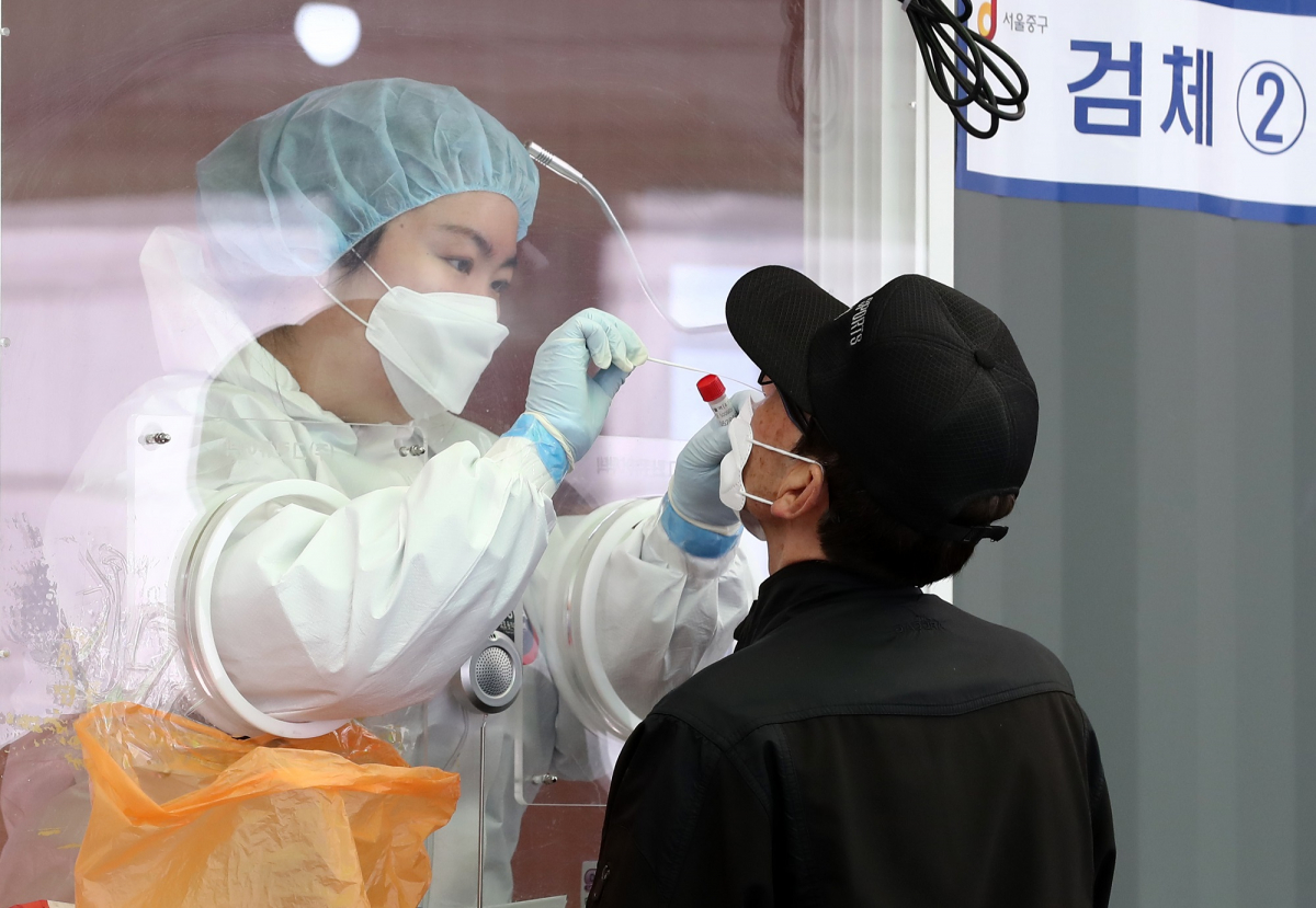 ▲10일 오전 서울 중구 서울역광장에 마련된 코로나19 임시선별검사소에서 시민들이 검체 채취를 하고 있다. 이날 0시 기준 코로나19 신규 확진자 수가 600명대 후반으로 집계돼 나흘 연속 600~700명대 환자가 발생했다.  (뉴시스)