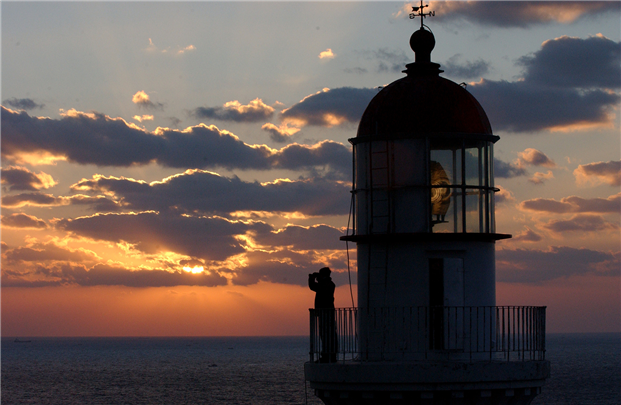 ▲지난해 대상을 받은 김선규 씨의 사진 '오늘도 무사히...등대지기의 소망' 작품. (사진제공=해양수산부)