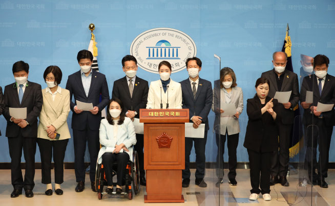 ▲더불어민주당 초선의원들이 9일 서울 여의도 국회 소통관에서 4ㆍ7 재보궐 선거 참패와 관련해 초선 의원들의 입장을 밝히고 있다.  (연합뉴스)