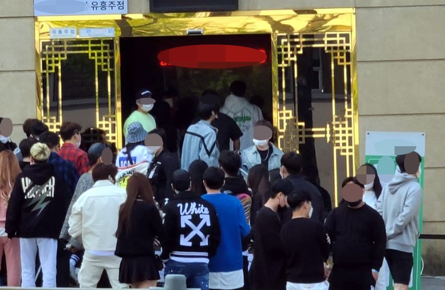 ▲수도권 유흥시설의 영업금지 행정명령 시행을 하루 앞둔 11일 오전 서울 강남의 한 유흥주점 클럽 앞에 젊은 사람들이 장사진을 치고 있다. 중앙재난안전대책본부에 따르면 코로나19 확산 억제를 위해 현행 사회적 거리두기를 오는 12일부터 다음 달 2일까지 3주간 연장하고 2단계 지역의 유흥시설 영업은 금지된다.  (뉴시스)