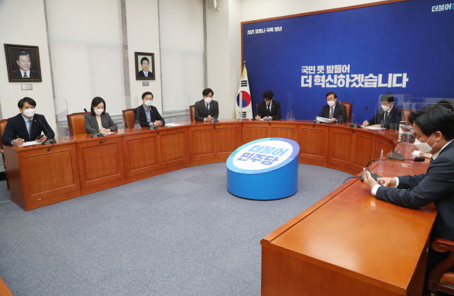 ▲더불어민주당 도종환 비상대책위원장이 9일 서울 여의도 국회에서 오영환, 장철민, 장경태, 이소영, 전용기 의원 등 2030의원들과 간담회를 하고 있다.  (연합뉴스)