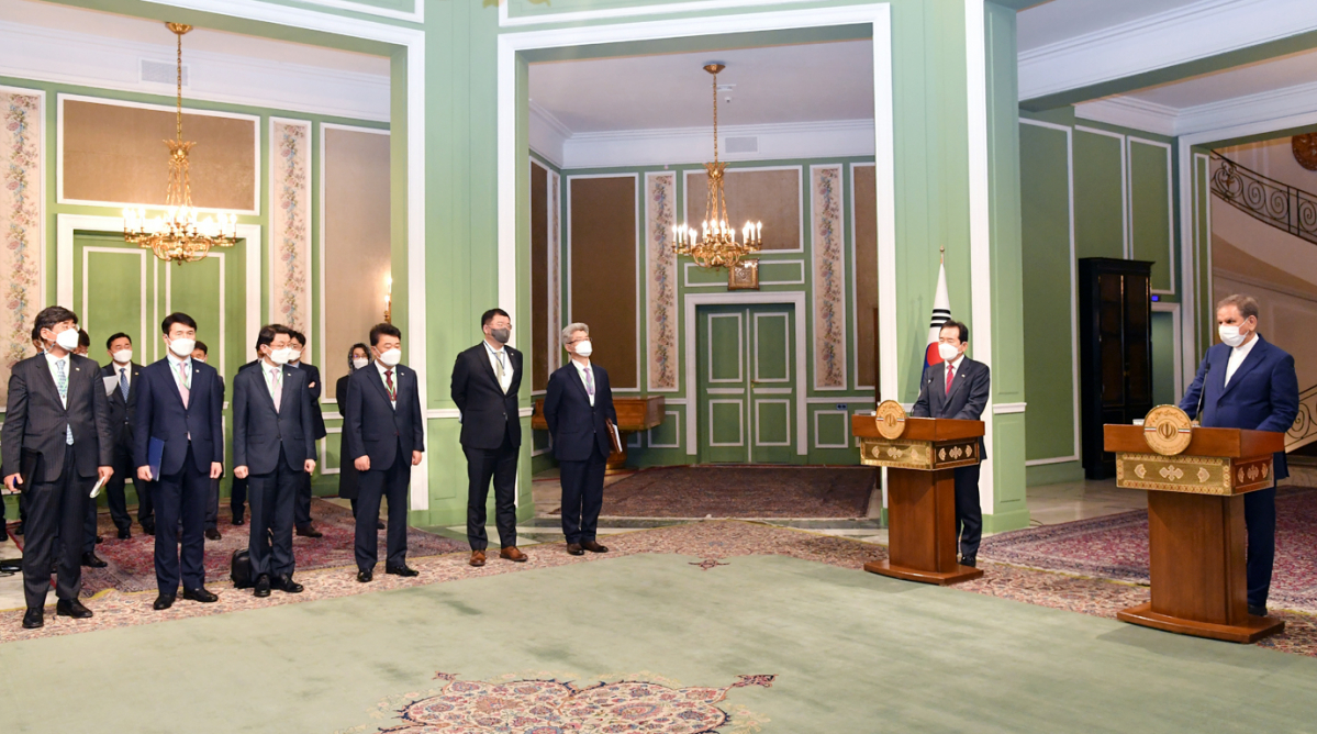 ▲정세균 국무총리가 11일(현지시간) 이란 사드아바드 좀후리궁에서 에스학 자한기리 이란 제1부통령 회담을 한 뒤 공동 기자회견을 하고 있다. (사진제공=국무조정실·국무총리비서실)