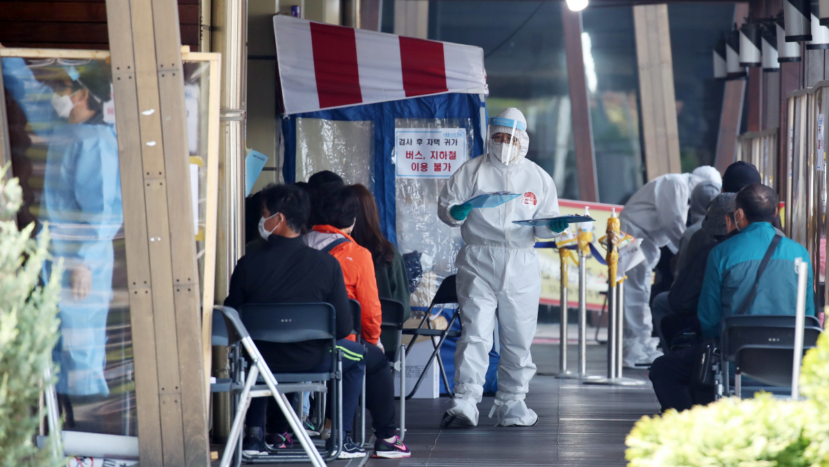 ▲국내 신종 코로나바이러스 감염증(코로나19) 확산세가 지속하면서 11일 신규 확진자 수는 600명대 초반을 기록했다. 전날보다는 줄었지만, 사흘 연속 600명대를 이어갔다. 사진은 이날 서울 송파구보건소 선별진료소에서 검사 대기 중인 시민들. (연합뉴스)