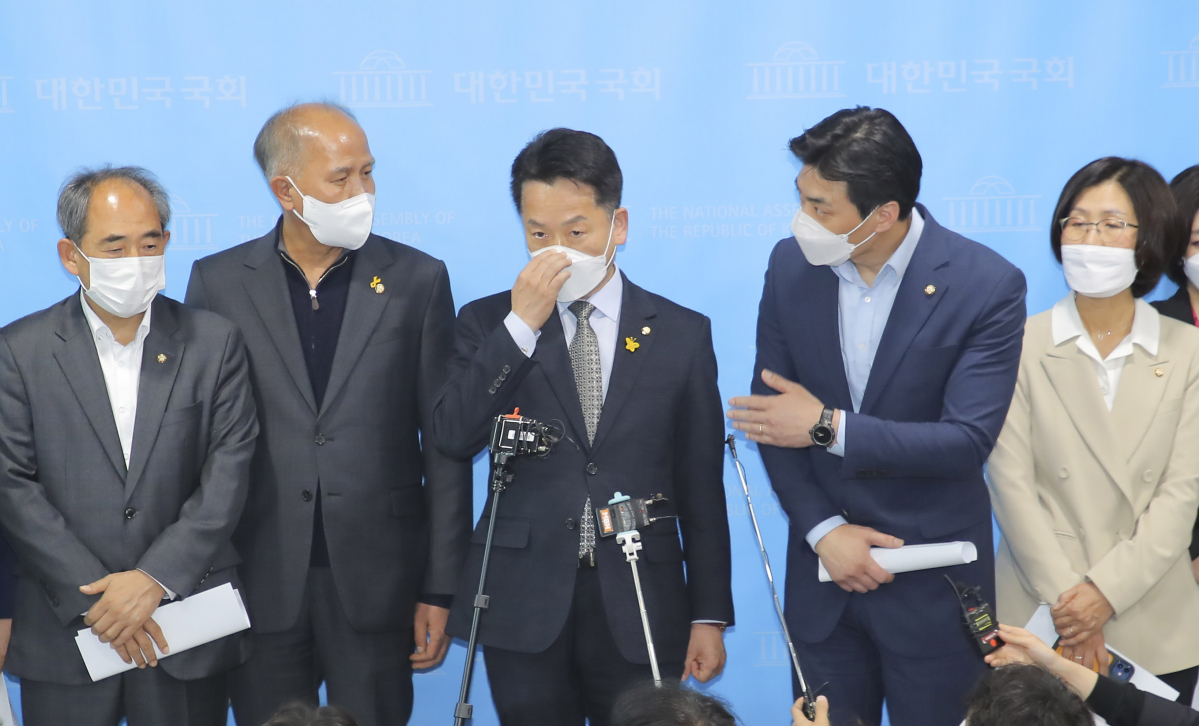 ▲고영인 의원 등 더불어 민주당 초선의원들이 9일 오후 소통관에서 보궐선거 패배에 대한 입장문 발표뒤 기자들의 질문에 답하고 있다. (뉴시스)