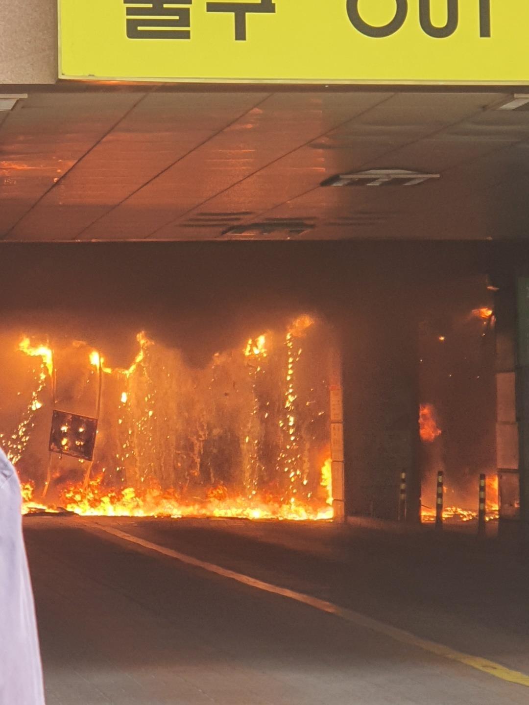 ▲10일 오후 경기 남양주시 다산동의 한 주상복합건물에서 불이 나 일대에 검은 연기가 퍼지고 있다. (연합뉴스)