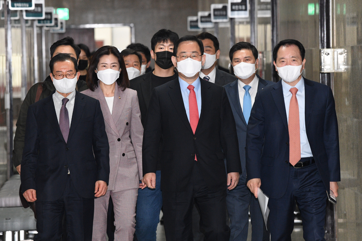 ▲주호영 국민의힘 당 대표 권한대행(가운데), 이종배 정책위의장과 비상대책위원들이 12일 서울 여의도 국회에서 열린 비상대책위원회의에 입장하고 있다. (연합뉴스)