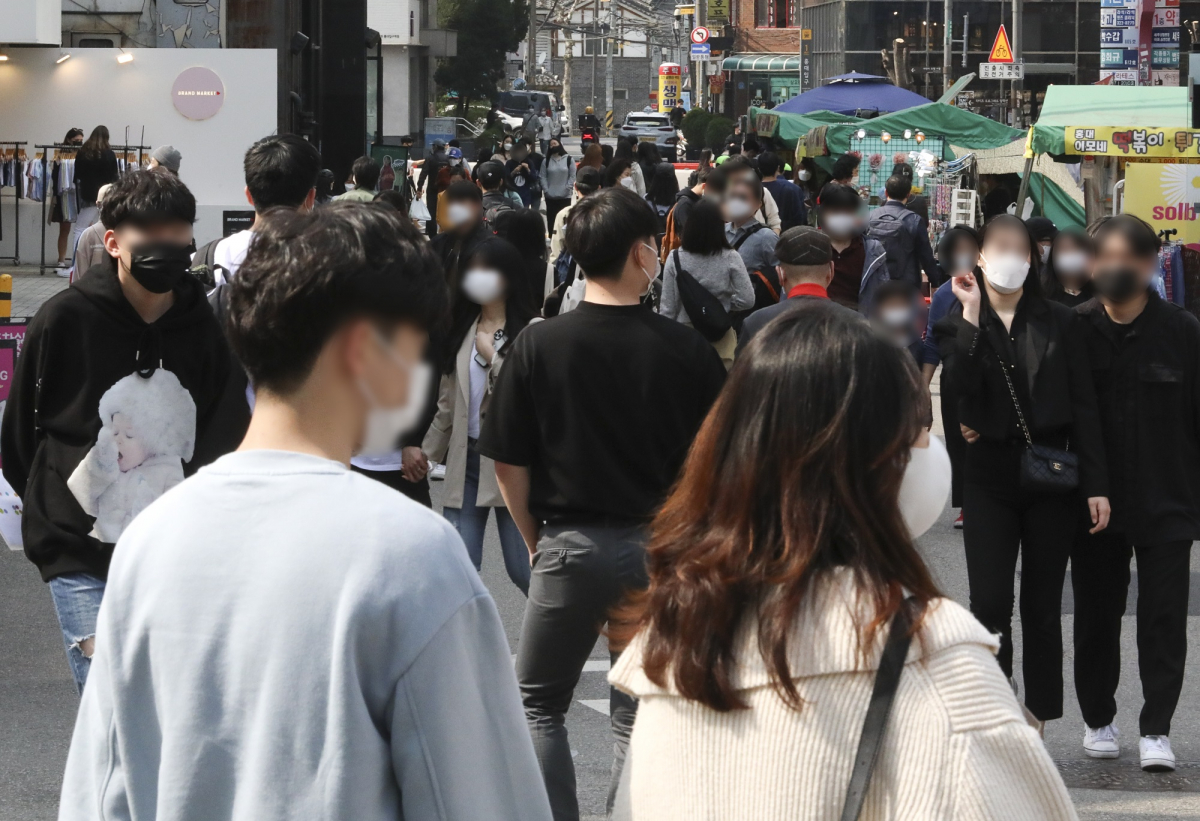 ▲수도권과 부산 등 거리두기 2단계 지역의 유흥시설 집합을 금지를 하루 앞둔 11일 서울 마포구 홍대를 찾은 시민들로 거리가 북적이고 있다. (뉴시스)