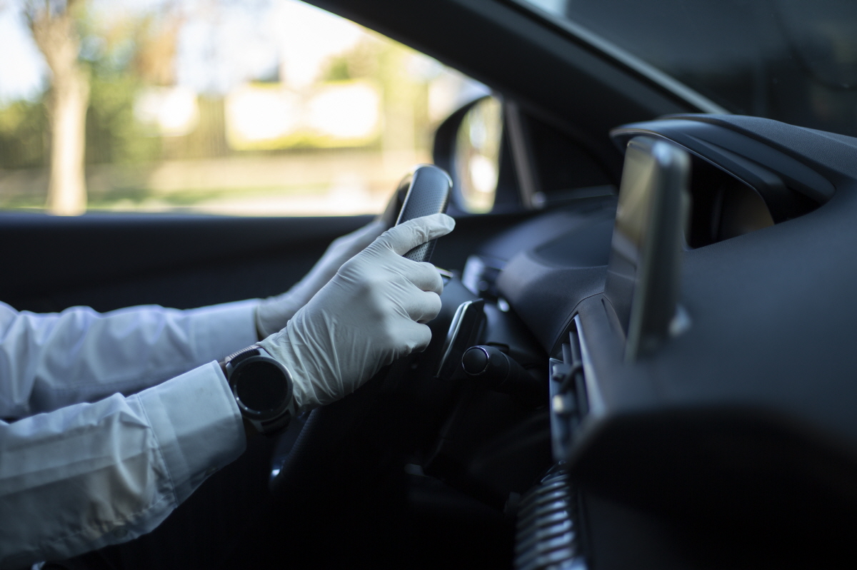 ▲자동차 위생 문제가 이슈로 떠오르면서 항바이러스 페인트도 등장했다. 가죽과 플라스틱 등 자동차 내장제에 활용하면 6시간 내에 바이러스의 99%가 사멸한다.  (게티이미지뱅크)