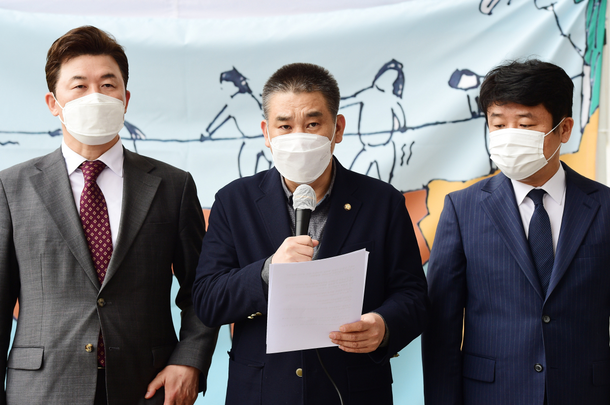 ▲최승재 국민의힘 의원(가운데)과 윤영석(왼쪽), 유의동 의원이 12일 서울 여의도 국회 본청 앞에서 소상공인 자영업자들과 함께 코로나19에 따른 손실보상 소급적용 입법을 요구하며 기자회견하고 있다. (연합뉴스)