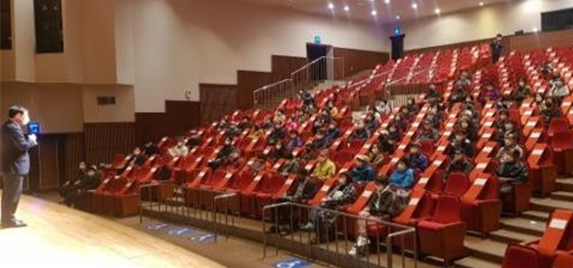 ▲'도심 공공주택 복합개발사업'의 첫 번째 주민설명회가 9일 도봉구청 구민회관에서 주민 70여 명과 국토부, 도봉구청, 한국토지주택공사(LH) 관계자들이 참여한 가운데 진행됐다. (사진제공=국토교통부)