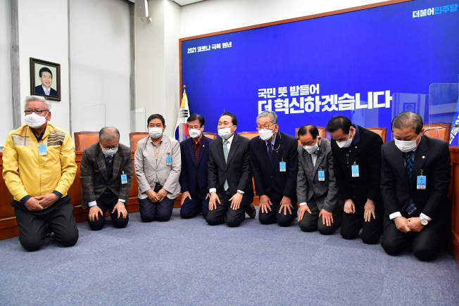 ▲더불어민주당 전국노인위원회 김손 위원장 등 위원들이 12일 오후 국회 당 대표 회의실에서 4.7재보궐선거 결과와 관련 입장을 발표하며 무릎을 꿇고 있다.  (연합뉴스)