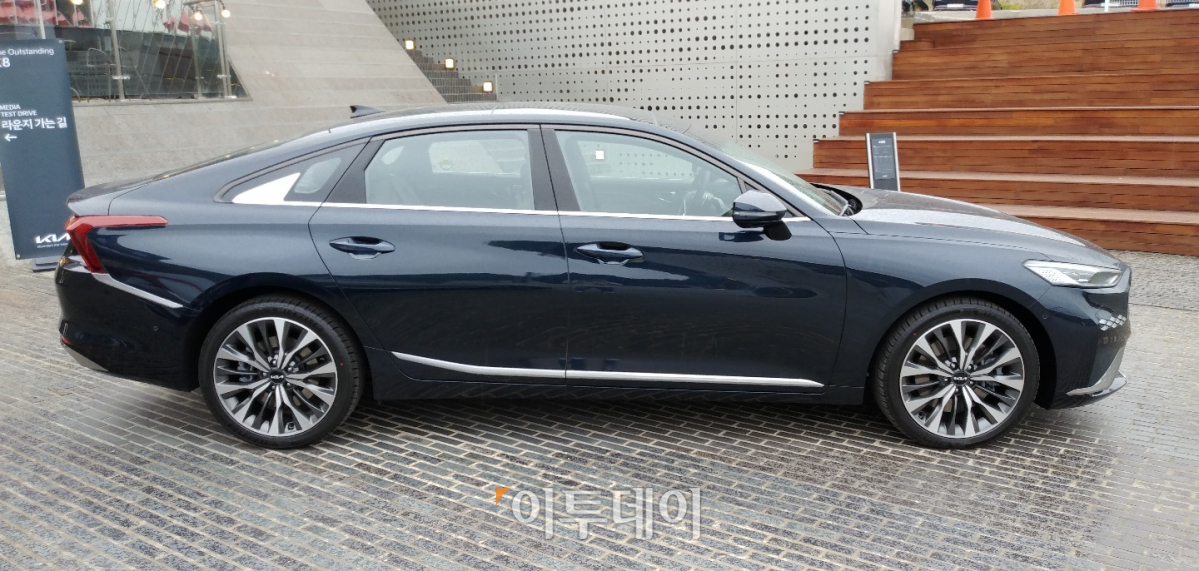 ▲옆모습은 2열 뒤쪽 루프 라인이 뚝 떨어지며 쿠페에서 느낄 수 있는 비율을 갖췄다.  (유창욱 기자 woogi@)