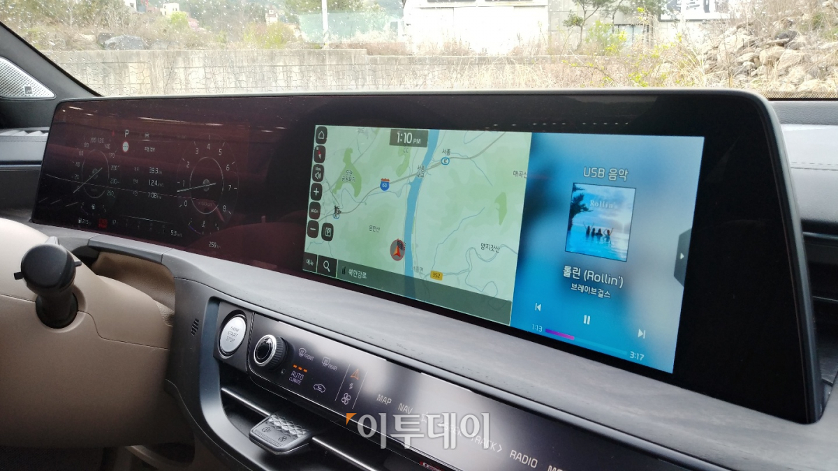 ▲K8에 처음 적용된 ‘파노라믹 커브드 디스플레이’. 12.3인치 디스플레이 두 개가 부드럽게 구부러지며 계기반과 인포테인먼트 시스템을 담아냈다.  (유창욱 기자 woogi@)