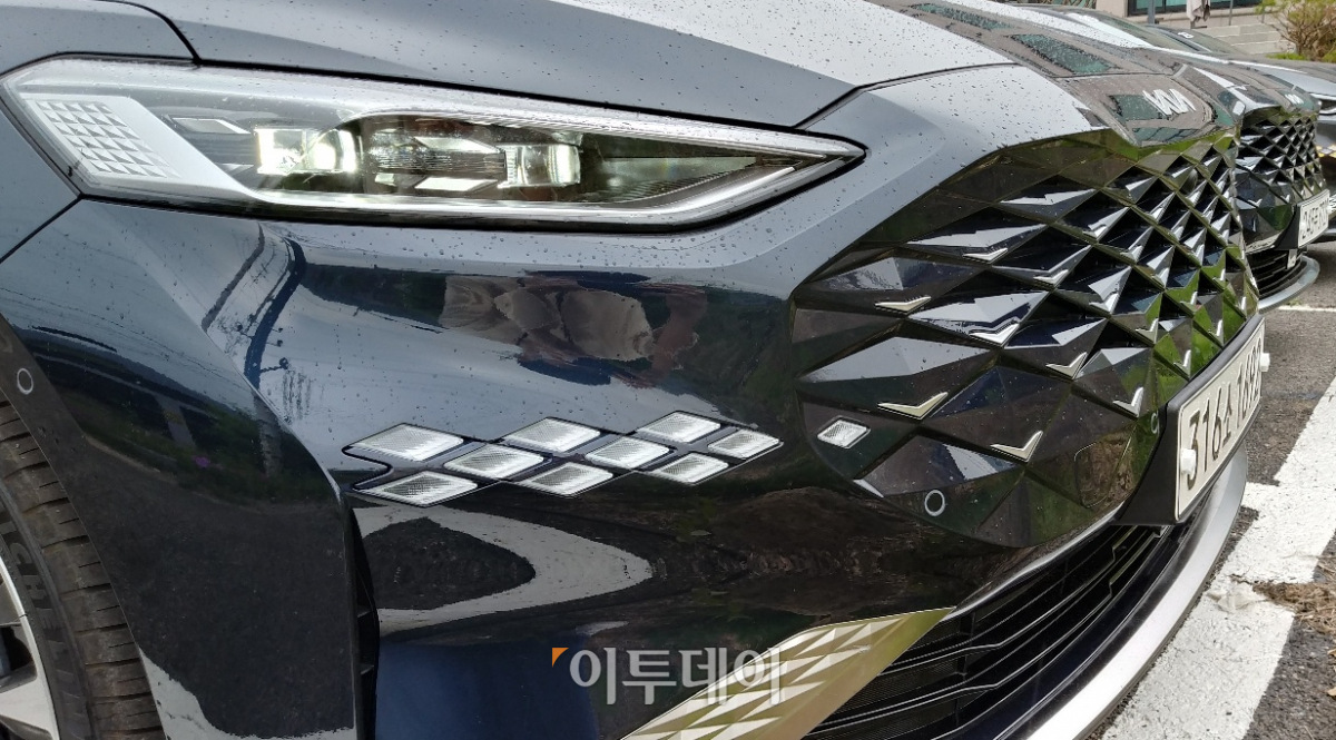▲그릴 양 옆에서 주간주행등과 방향지시등 기능을 하는 ‘스타 클라우드 라이팅’은 다이아몬드 모양을 갖춰 고급스러움을 키운다. 그랜저에서 처음 선보인 디자인과 유사하다.  (유창욱 기자 woogi@)
